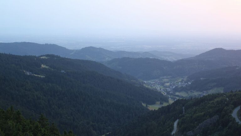 Dieses Bild zeigt eine Webcam-Aufnahme vom Achertal, aufgenommen am Mittwoch, den 25.06.2025 um 21:50 Uhr. Die Temperatur betrug 24.5°C.