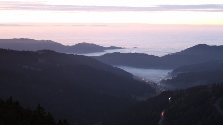 Dieses Bild zeigt eine Webcam-Aufnahme vom Achertal, aufgenommen am Samstag, den 08.11.2025 um 17:30 Uhr. Die Temperatur betrug 7.4°C.