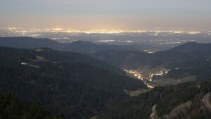 Dieses Bild zeigt eine Webcam-Aufnahme vom Achertal, aufgenommen am Dienstag, den 03.03.2026 um 22:30 Uhr. Die Temperatur betrug 5.7°C.