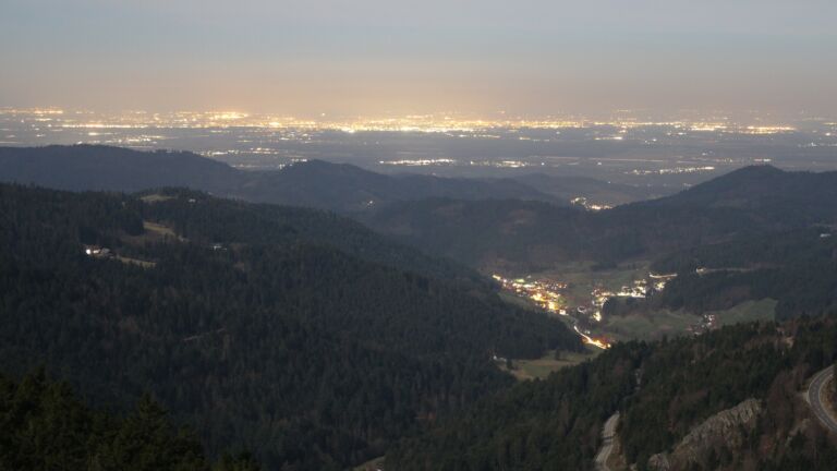 Dieses Bild zeigt eine Webcam-Aufnahme vom Achertal, aufgenommen am Dienstag, den 03.03.2026 um 22:30 Uhr. Die Temperatur betrug 5.7°C.