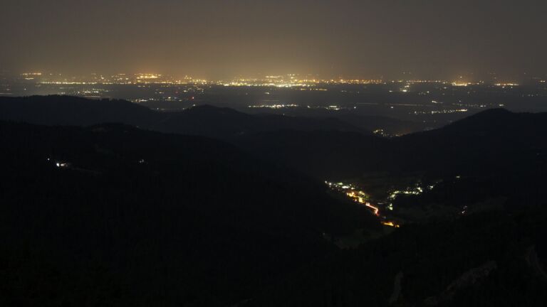 Dieses Bild zeigt eine Webcam-Aufnahme vom Achertal, aufgenommen am Freitag, den 15.08.2025 um 01:30 Uhr. Die Temperatur betrug 23.6°C.