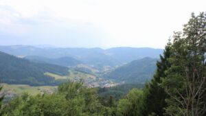 Dieses Bild zeigt eine Webcam-Aufnahme vom Achertal, aufgenommen am Mittwoch, den 15.07.2026 um 16:50 Uhr. Die Temperatur betrug 28.8°C.