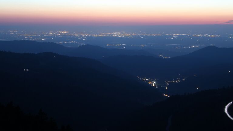 Dieses Bild zeigt eine Webcam-Aufnahme vom Achertal, aufgenommen am Freitag, den 20.03.2026 um 19:30 Uhr. Die Temperatur betrug 5.7°C.