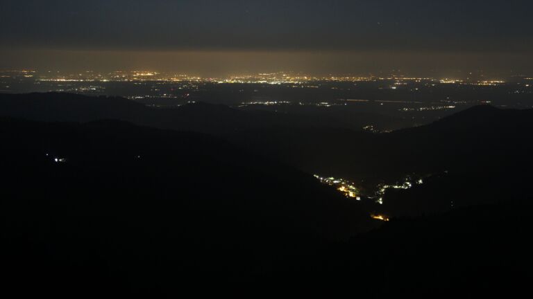 Dieses Bild zeigt eine Webcam-Aufnahme vom Achertal, aufgenommen am Sonntag, den 12.10.2025 um 23:30 Uhr. Die Temperatur betrug 6.1°C.