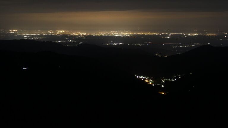 Dieses Bild zeigt eine Webcam-Aufnahme vom Achertal, aufgenommen am Donnerstag, den 16.04.2026 um 01:30 Uhr. Die Temperatur betrug 6.3°C.