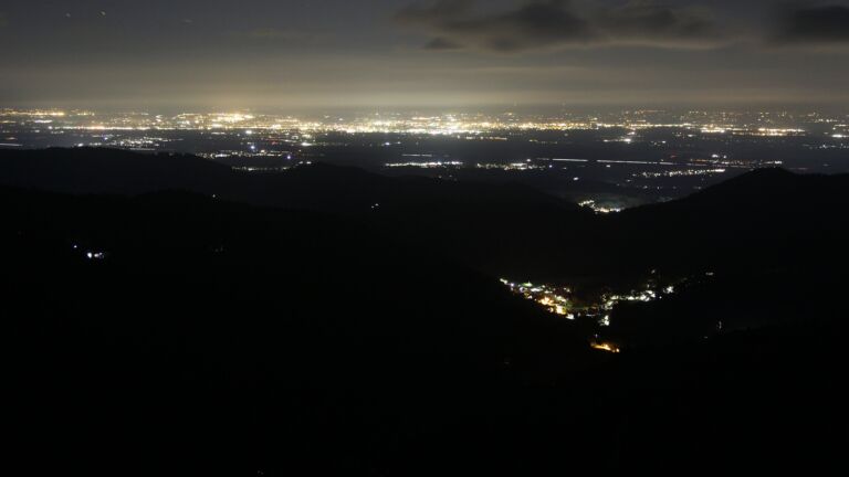 Dieses Bild zeigt eine Webcam-Aufnahme vom Achertal, aufgenommen am Mittwoch, den 15.10.2025 um 21:30 Uhr. Die Temperatur betrug 6°C.