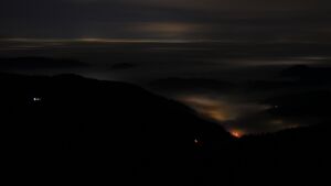 Dieses Bild zeigt eine Webcam-Aufnahme vom Achertal, aufgenommen am Montag, den 22.12.2025 um 04:00 Uhr. Die Temperatur betrug 7.1°C.