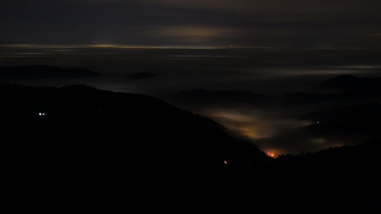 Dieses Bild zeigt eine Webcam-Aufnahme vom Achertal, aufgenommen am Montag, den 22.12.2025 um 04:00 Uhr. Die Temperatur betrug 7.1°C.