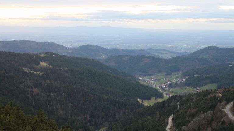 Dieses Bild zeigt eine Webcam-Aufnahme vom Achertal, aufgenommen am Freitag, den 13.03.2026 um 17:50 Uhr. Die Temperatur betrug 7.6°C.