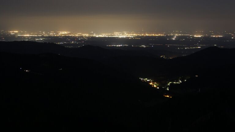 Dieses Bild zeigt eine Webcam-Aufnahme vom Achertal, aufgenommen am Freitag, den 20.06.2025 um 03:30 Uhr. Die Temperatur betrug 13.8°C.