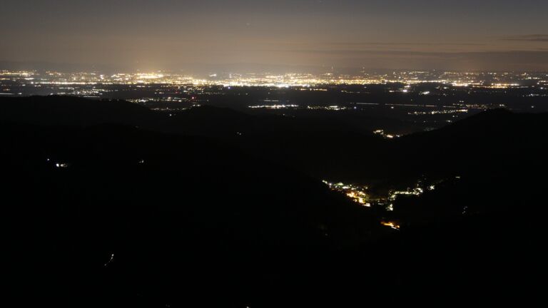 Dieses Bild zeigt eine Webcam-Aufnahme vom Achertal, aufgenommen am Samstag, den 30.08.2025 um 21:50 Uhr. Die Temperatur betrug 11.4°C.