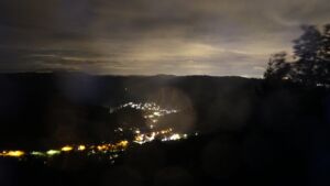 Dieses Bild zeigt eine Webcam-Aufnahme vom Achertal, aufgenommen am Donnerstag, den 08.10.2026 um 04:00 Uhr. Die Temperatur betrug 13.2°C.