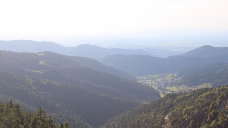 Dieses Bild zeigt eine Webcam-Aufnahme vom Achertal, aufgenommen am Samstag, den 20.09.2025 um 17:50 Uhr. Die Temperatur betrug 22.4°C.