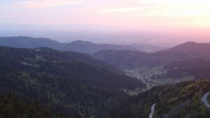 Dieses Bild zeigt eine Webcam-Aufnahme vom Achertal, aufgenommen am Dienstag, den 28.04.2026 um 20:50 Uhr. Die Temperatur betrug 12°C.