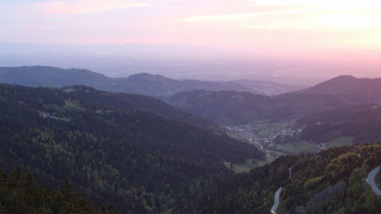 Dieses Bild zeigt eine Webcam-Aufnahme vom Achertal, aufgenommen am Dienstag, den 28.04.2026 um 20:50 Uhr. Die Temperatur betrug 12°C.