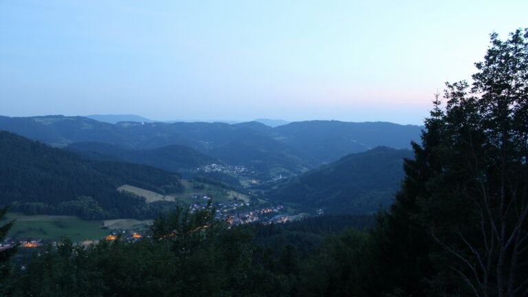 Dieses Bild zeigt eine Webcam-Aufnahme vom Achertal, aufgenommen am Montag, den 22.06.2026 um 22:10 Uhr. Die Temperatur betrug 25.9°C.
