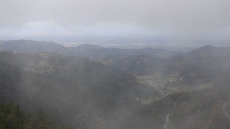 Dieses Bild zeigt eine Webcam-Aufnahme vom Achertal, aufgenommen am Sonntag, den 26.10.2025 um 10:50 Uhr. Die Temperatur betrug 0.6°C.