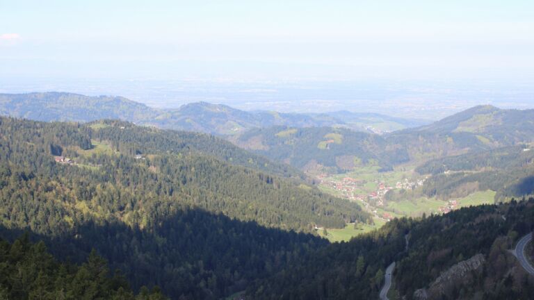 Dieses Bild zeigt eine Webcam-Aufnahme vom Achertal, aufgenommen am Samstag, den 18.04.2026 um 10:00 Uhr. Die Temperatur betrug 14.4°C.