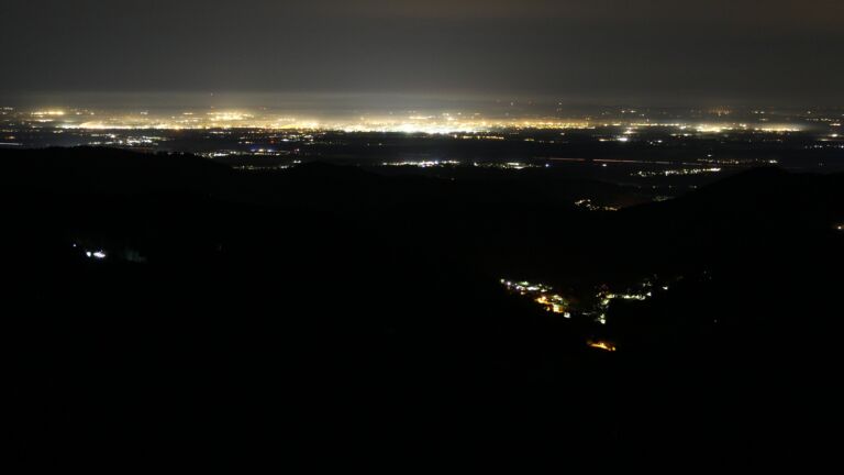 Dieses Bild zeigt eine Webcam-Aufnahme vom Achertal, aufgenommen am Freitag, den 31.10.2025 um 02:00 Uhr. Die Temperatur betrug 5.9°C.