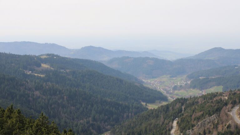 Dieses Bild zeigt eine Webcam-Aufnahme vom Achertal, aufgenommen am Freitag, den 06.03.2026 um 13:20 Uhr. Die Temperatur betrug 15.2°C.