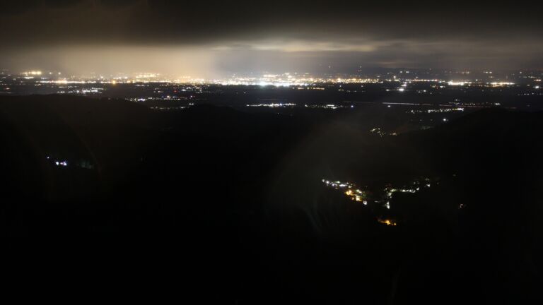 Dieses Bild zeigt eine Webcam-Aufnahme vom Achertal, aufgenommen am Dienstag, den 21.10.2025 um 01:00 Uhr. Die Temperatur betrug 8.4°C.