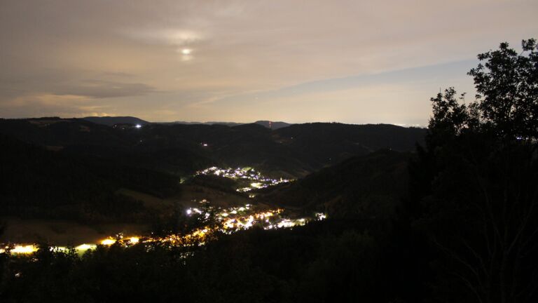 Dieses Bild zeigt eine Webcam-Aufnahme vom Achertal, aufgenommen am Donnerstag, den 20.08.2026 um 22:00 Uhr. Die Temperatur betrug 17.5°C.