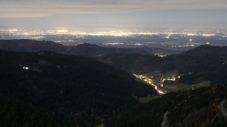 Dieses Bild zeigt eine Webcam-Aufnahme vom Achertal, aufgenommen am Montag, den 03.11.2025 um 22:30 Uhr. Die Temperatur betrug 5.4°C.