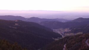 Dieses Bild zeigt eine Webcam-Aufnahme vom Achertal, aufgenommen am Dienstag, den 09.12.2025 um 16:50 Uhr. Die Temperatur betrug 10.2°C.