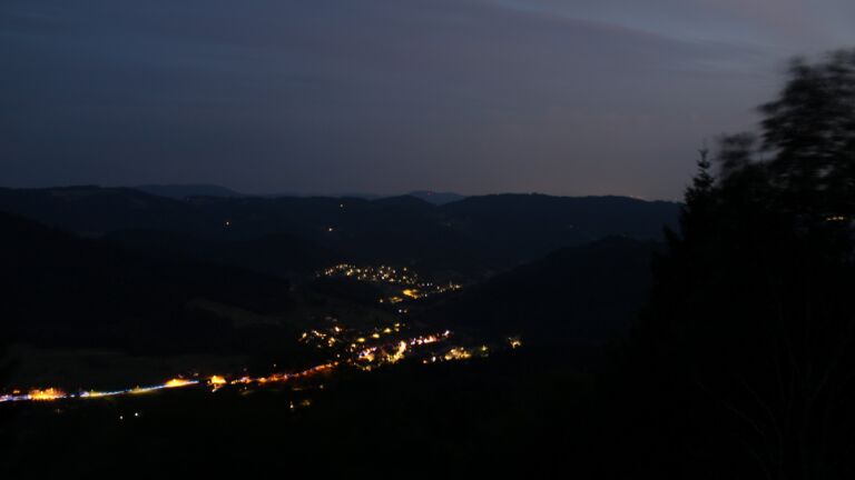 Dieses Bild zeigt eine Webcam-Aufnahme vom Achertal, aufgenommen am Dienstag, den 14.07.2026 um 22:30 Uhr. Die Temperatur betrug 23.4°C.