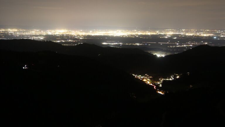 Dieses Bild zeigt eine Webcam-Aufnahme vom Achertal, aufgenommen am Donnerstag, den 13.11.2025 um 20:00 Uhr. Die Temperatur betrug 15.3°C.