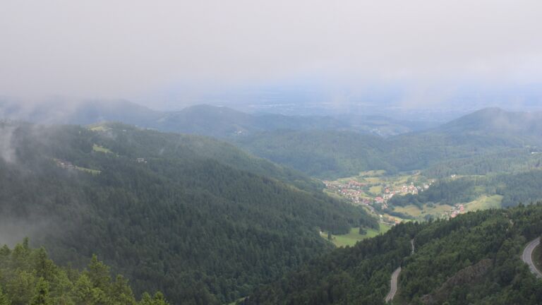 Dieses Bild zeigt eine Webcam-Aufnahme vom Achertal, aufgenommen am Samstag, den 07.06.2025 um 08:40 Uhr. Die Temperatur betrug 11.2°C.