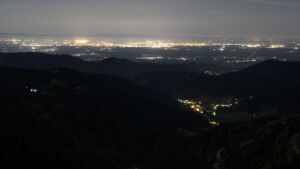 Dieses Bild zeigt eine Webcam-Aufnahme vom Achertal, aufgenommen am Montag, den 27.04.2026 um 00:30 Uhr. Die Temperatur betrug 9.7°C.