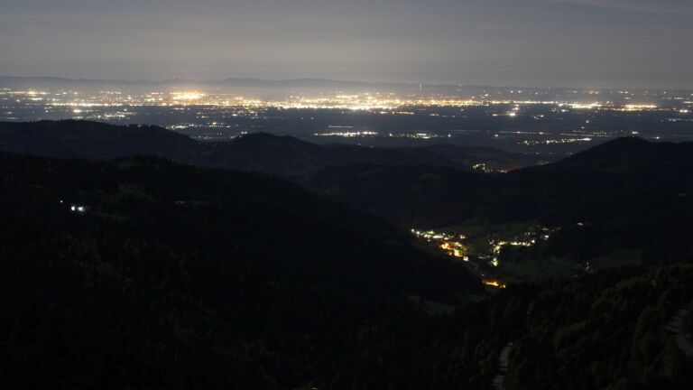 Dieses Bild zeigt eine Webcam-Aufnahme vom Achertal, aufgenommen am Montag, den 27.04.2026 um 00:30 Uhr. Die Temperatur betrug 9.7°C.