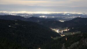 Dieses Bild zeigt eine Webcam-Aufnahme vom Achertal, aufgenommen am Dienstag, den 02.12.2025 um 19:30 Uhr. Die Temperatur betrug 4.2°C.