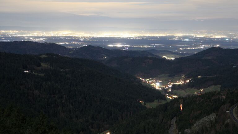 Dieses Bild zeigt eine Webcam-Aufnahme vom Achertal, aufgenommen am Dienstag, den 02.12.2025 um 19:30 Uhr. Die Temperatur betrug 4.2°C.