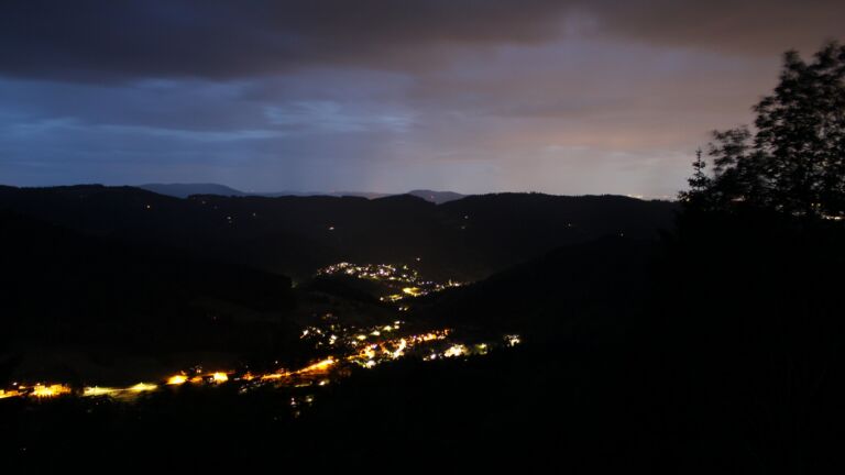 Dieses Bild zeigt eine Webcam-Aufnahme vom Achertal, aufgenommen am Samstag, den 06.06.2026 um 22:30 Uhr. Die Temperatur betrug 16.2°C.