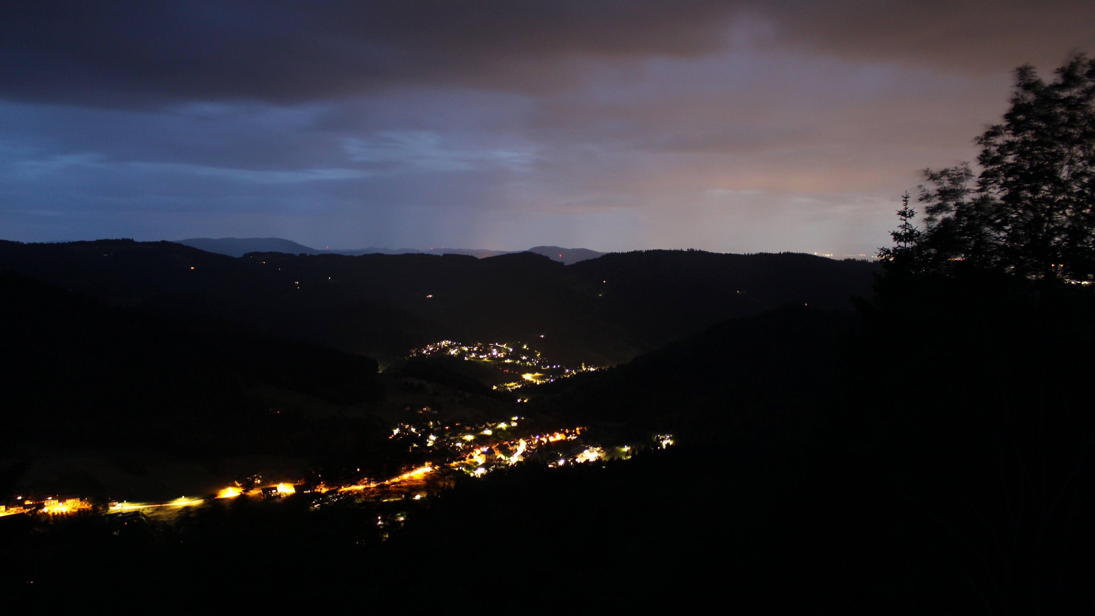 Dieses Bild zeigt eine Webcam-Aufnahme vom Achertal, aufgenommen am Samstag, den 06.06.2026 um 22:30 Uhr. Die Temperatur betrug 16.2°C.
