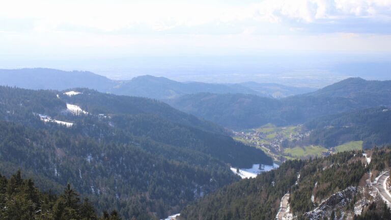 Dieses Bild zeigt eine Webcam-Aufnahme vom Achertal, aufgenommen am Mittwoch, den 01.04.2026 um 16:50 Uhr. Die Temperatur betrug 2.6°C.