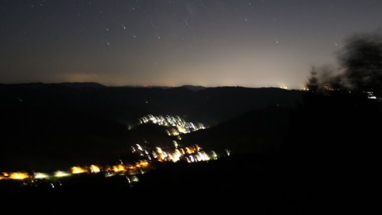Dieses Bild zeigt eine Webcam-Aufnahme vom Achertal, aufgenommen am Samstag, den 08.08.2026 um 01:30 Uhr. Die Temperatur betrug 18.1°C.