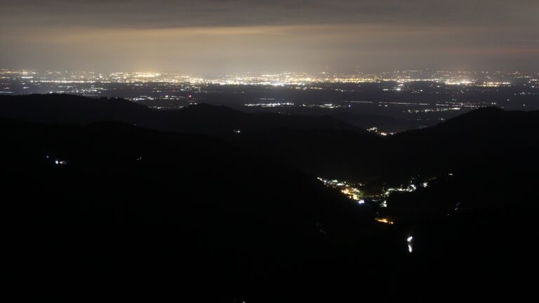 Dieses Bild zeigt eine Webcam-Aufnahme vom Achertal, aufgenommen am Samstag, den 23.08.2025 um 21:50 Uhr. Die Temperatur betrug 10.6°C.