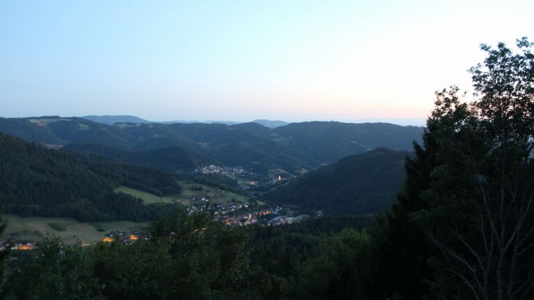 Dieses Bild zeigt eine Webcam-Aufnahme vom Achertal, aufgenommen am Donnerstag, den 06.08.2026 um 21:30 Uhr. Die Temperatur betrug 19.3°C.