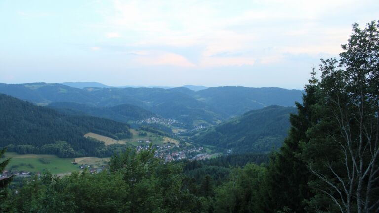 Dieses Bild zeigt eine Webcam-Aufnahme vom Achertal, aufgenommen am Samstag, den 20.06.2026 um 21:10 Uhr. Die Temperatur betrug 28.1°C.