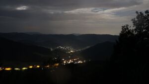 Dieses Bild zeigt eine Webcam-Aufnahme vom Achertal, aufgenommen am Samstag, den 01.08.2026 um 04:30 Uhr. Die Temperatur betrug 17°C.