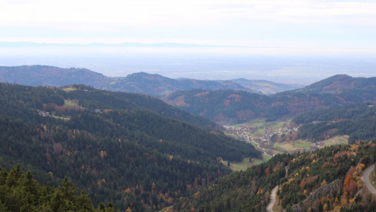 Dieses Bild zeigt eine Webcam-Aufnahme vom Achertal, aufgenommen am Freitag, den 31.10.2025 um 15:10 Uhr. Die Temperatur betrug 10.9°C.