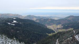 Dieses Bild zeigt eine Webcam-Aufnahme vom Achertal, aufgenommen am Freitag, den 28.11.2025 um 09:20 Uhr. Die Temperatur betrug 1.9°C.