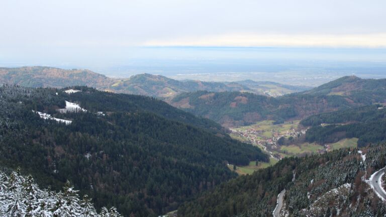 Dieses Bild zeigt eine Webcam-Aufnahme vom Achertal, aufgenommen am Freitag, den 28.11.2025 um 09:20 Uhr. Die Temperatur betrug 1.9°C.