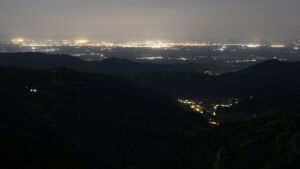 Dieses Bild zeigt eine Webcam-Aufnahme vom Achertal, aufgenommen am Dienstag, den 28.04.2026 um 01:30 Uhr. Die Temperatur betrug 9.5°C.