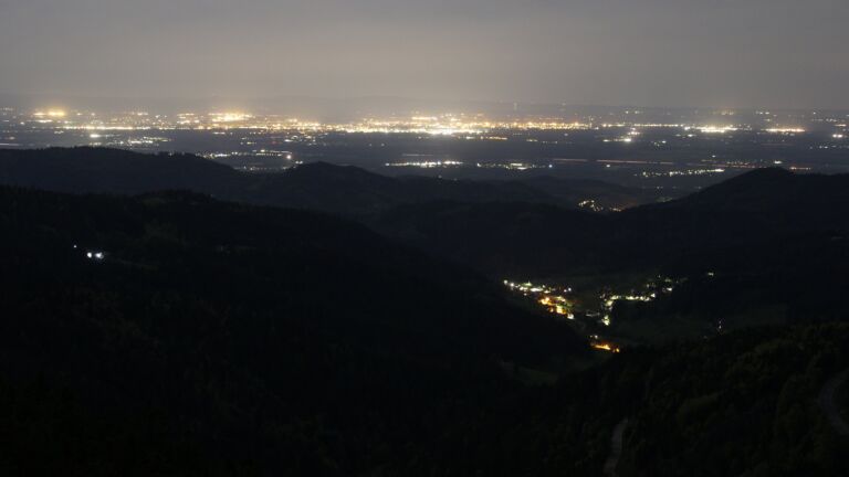 Dieses Bild zeigt eine Webcam-Aufnahme vom Achertal, aufgenommen am Dienstag, den 28.04.2026 um 01:30 Uhr. Die Temperatur betrug 9.5°C.