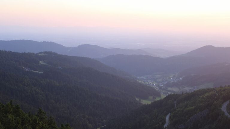 Dieses Bild zeigt eine Webcam-Aufnahme vom Achertal, aufgenommen am Dienstag, den 17.06.2025 um 21:20 Uhr. Die Temperatur betrug 16.8°C.