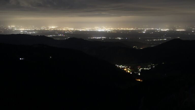 Dieses Bild zeigt eine Webcam-Aufnahme vom Achertal, aufgenommen am Montag, den 06.04.2026 um 03:30 Uhr. Die Temperatur betrug 4.7°C.